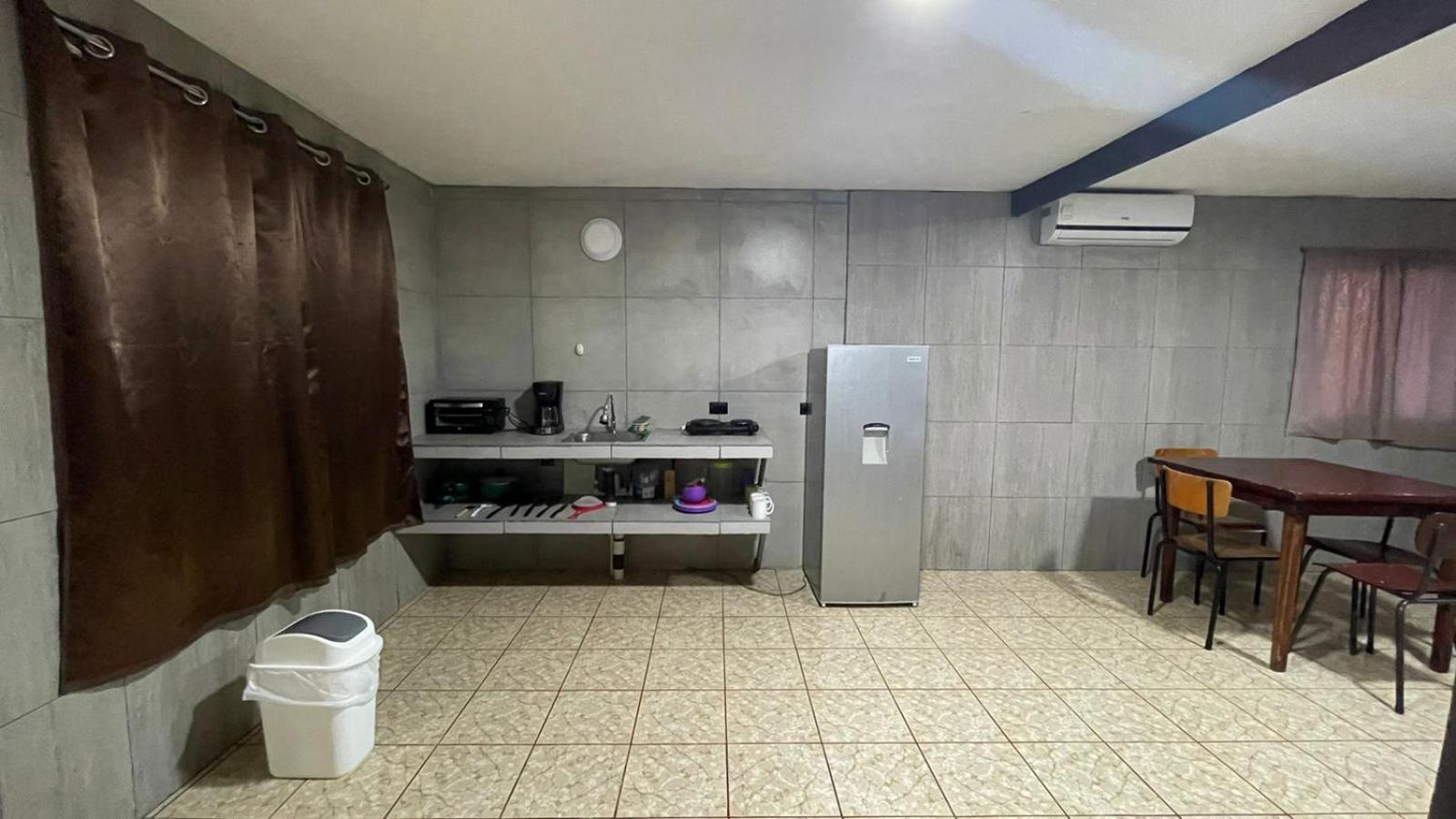 Be My Guest Cabinas Puerto Viejo de Talamanca Exterior photo